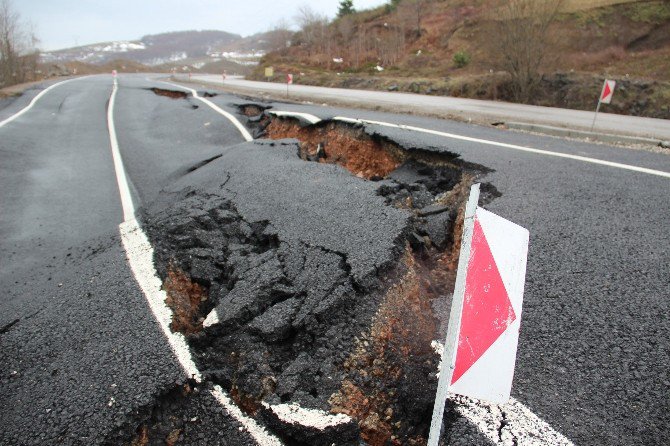 Zonguldak-ereğli Arasında Çöken Yolun Hafriyatı Alındı