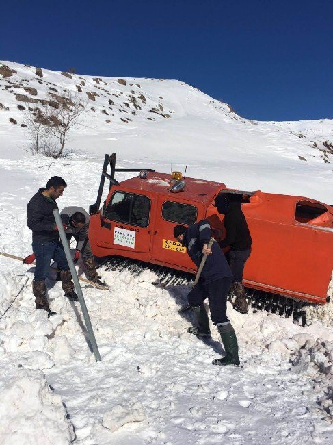 Arızaya Giderken Mahsur Kalan Çedaş Ekiplerini Arkadaşları Kurtardı