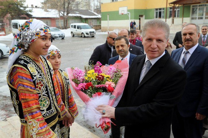 Vali Gül’den, Halk Oyunları Türkiye Şampiyonu Okula Ziyaret