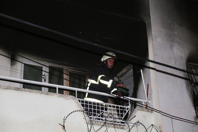 Adana’da Üniversite Öğrencileri Evinde Korkutan Yangın