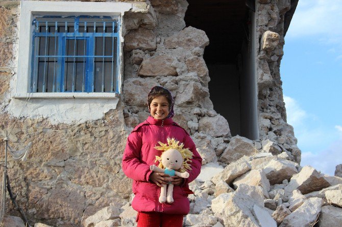 Deprem Bölgesinde Çocuk Olmak...tek İstekleri Oyuncak