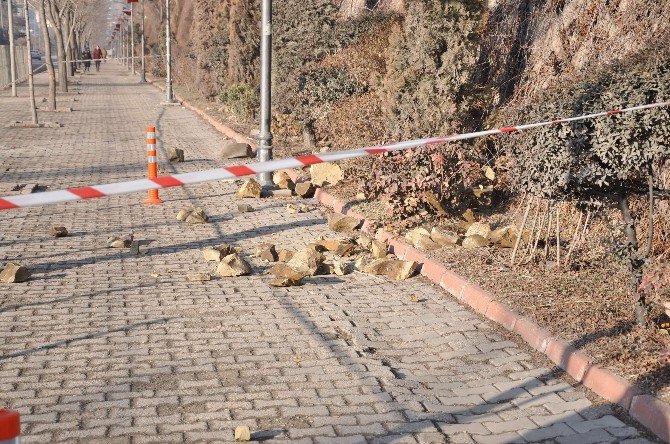 Kaya Parçaları Olası Bir Kazaya Mahal Vermeden Temizlendi