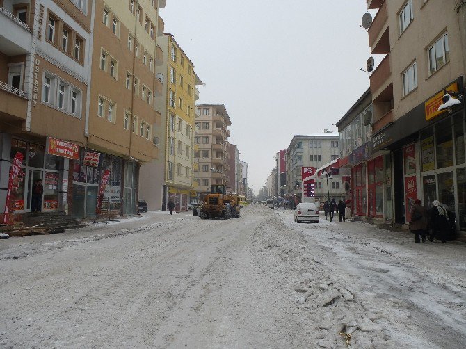 Kars Belediyesi Cadde Ve Kaldırımların Karını Temizledi