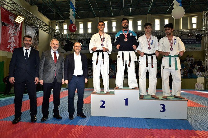 Karate Şampiyonasına Yıldırım Damgası