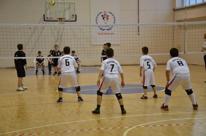 Okul Sporları Voleybol Müsabakaları Sona Erdi