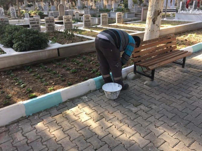 Alaşehir Mezarlıklarında Çalışma Başladı