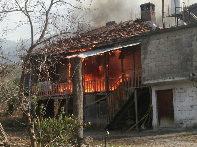 Osmaniye’de Ahşap Ev Kül Oldu