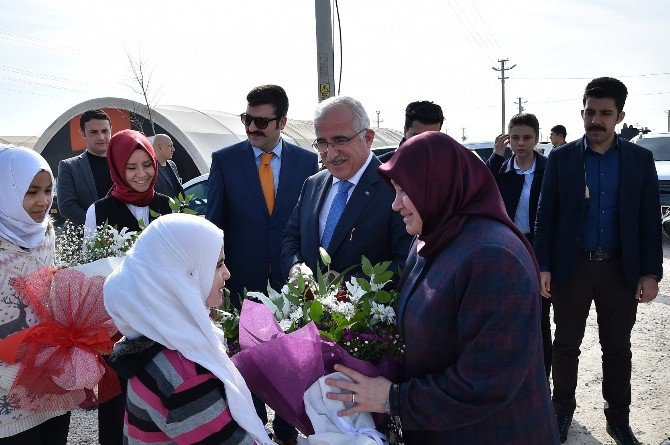 Vali Tuna Suriyeli Öğrencileri Okullarında Ziyaret Etti