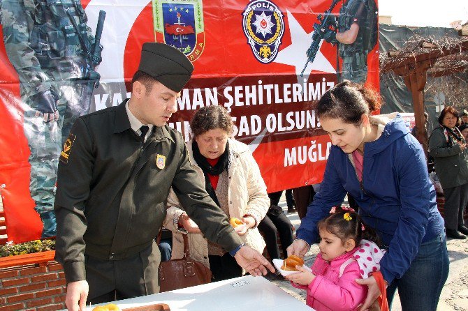 Şehit Polis’in Kardeşi Uzman Çavuş Hayır Lokması Dağıttı