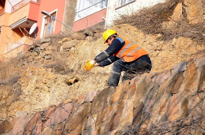 Kaya Parçaları Olası Bir Kazaya Mahal Vermeden Temizlendi