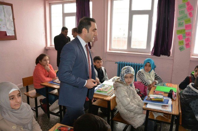 Güroymak’taki Öğrencilere Kırtasiye Ve Kitap Yardımı