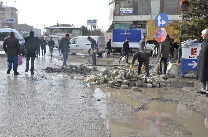 Erciş Belediyesi Kış Şartlarında Bozulan Yollar Onarılıyor