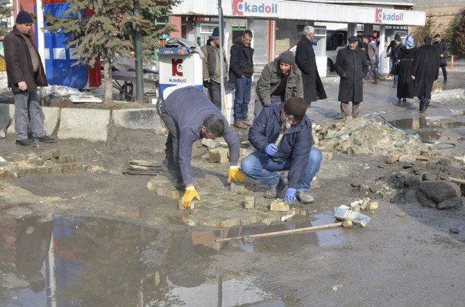 Erciş Belediyesi Kış Şartlarında Bozulan Yollar Onarılıyor