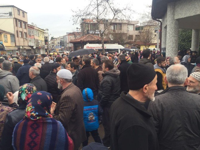 Akyazı’dan Umre’ye Dualarla Uğurlandı