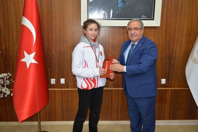 Başarılı Sporculara Altın Ödülü