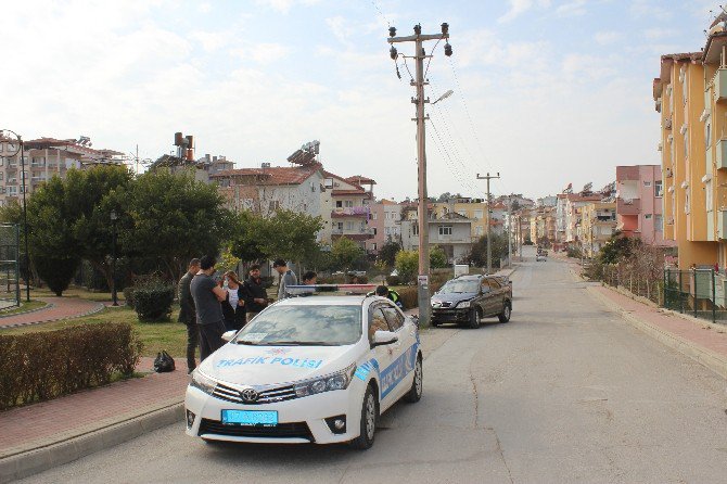 Lastiği Patlayan Araç Elektrik Direğine Çarptı: 3 Yaralı