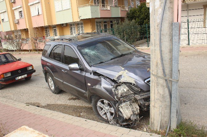 Lastiği Patlayan Araç Elektrik Direğine Çarptı: 3 Yaralı