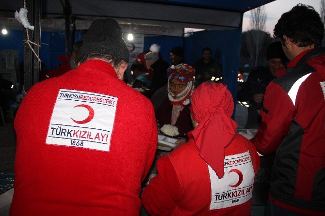 Kızılay Depremzedelere Hem Yuva Hem Aş Sunuyor