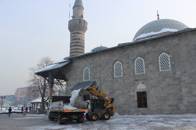 Erzurum’da Şadırvanlar Buz Tuttu