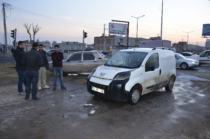 Seyir Halindeki Ticari Araç Alev Aldı