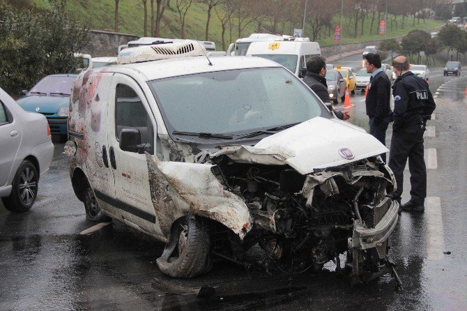 Şişli’de Ağaca Çarparak Savrulan Aracın Motoru Yerinden Söküldü