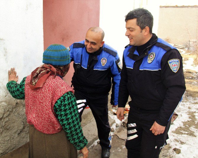 Polis Ekipleri Kimsesiz Ve Yaşlı Vatandaşların Kapısını Çaldı