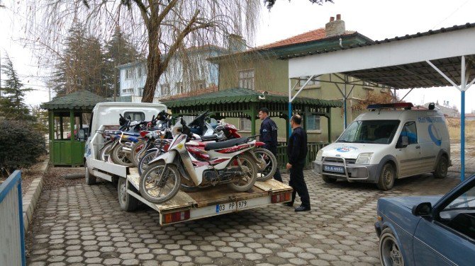 Bolvadin’de Plakası Ve Ruhsatsız Motosikletler Toplanıyor