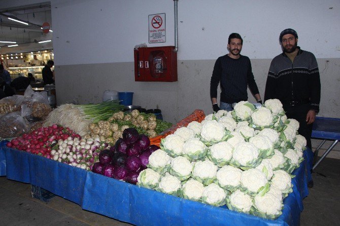 Başkan Kayalı Pazaryeri Esnafıyla Görüştü