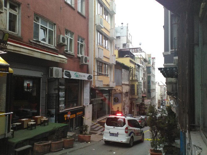 Beyoğlu’nda Otel Odasından Düşen Kişi Ağır Yaralandı