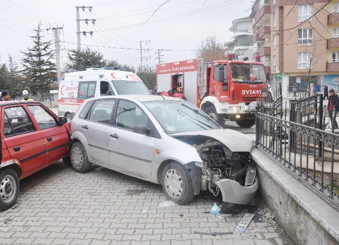 Kamyonetle Çarpışan Kadın Sürücü Bahçe Duvarına Çarparak Durabildi