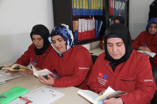 Kadınlar Güne Kitap Okuyarak Başlıyor