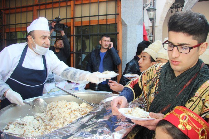 Kahramanmaraş’ta Şehitler Anısına 5 Bin Kişiye Etli Pilav Dağıtıldı