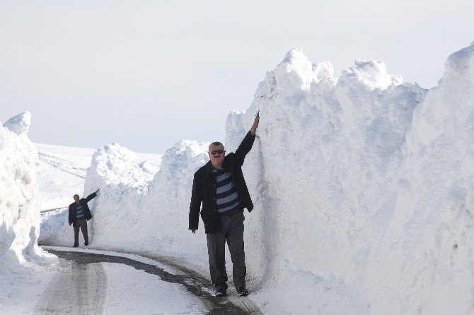 Ahlat’ta 3 Metre Karda Yol Açma Çalışması