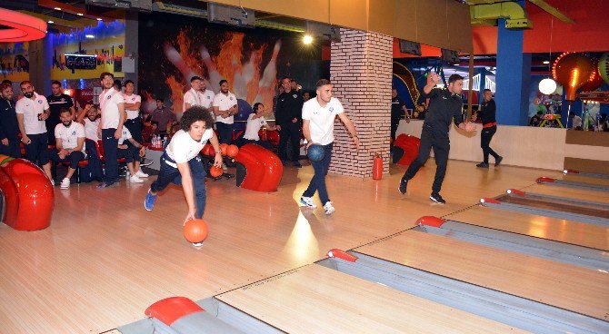 Adana Demirsporlu Futbolcuların Bowling Keyfi