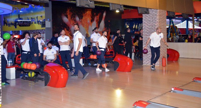 Adana Demirsporlu Futbolcuların Bowling Keyfi