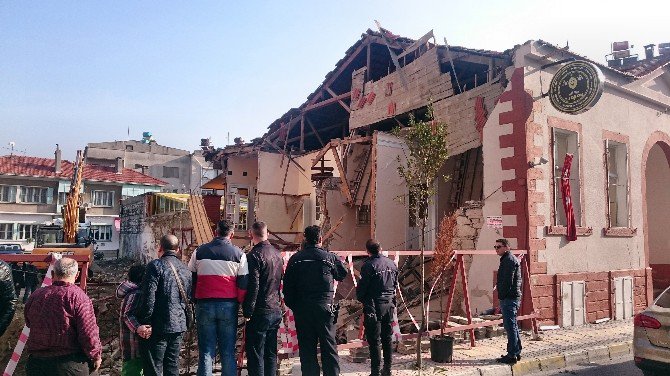 Söke’de İnşaat Temel Kazısı Tarihi Binayı Göçürdü