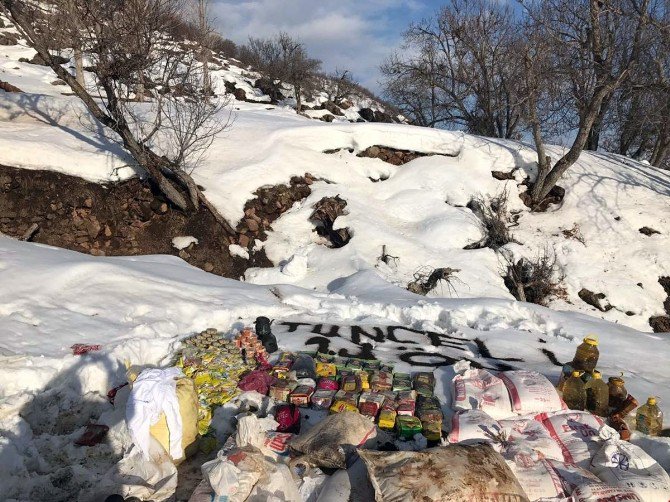 Tunceli’de Teröristlere Ait Sığınak Ve Çok Sayıda Malzeme Ele Geçirildi