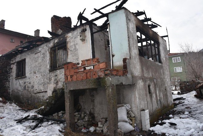 Başkent’te Metruk Ahşap Ev Alevler İçinde Kaldı