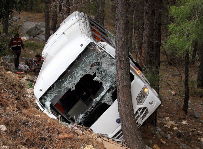 Antalya’da Trafik Kazası: 2 Ölü 9 Yaralı (2)