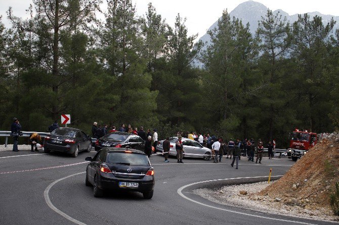 Antalya’da Midibüs Kazası: 2 Ölü, 15 Yaralı