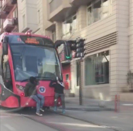 Tramvayın Arkasında Yolculuk Yürekleri Ağızlara Getirdi