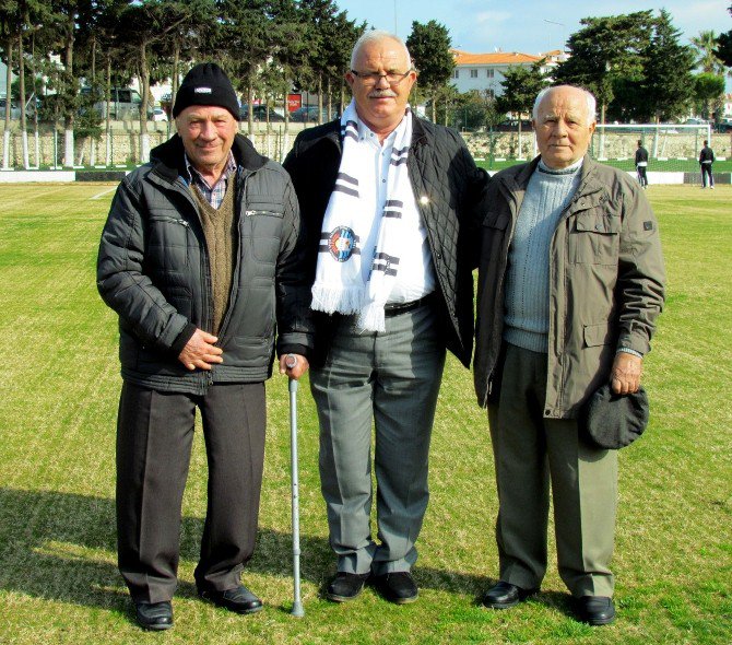 Çeşme’nin En Eski Futbolcuları Onurlandırıldı