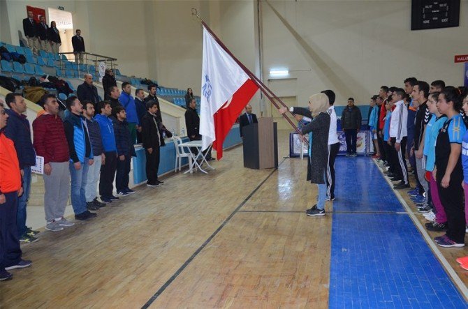 Gençler Kız-erkek Masa Tenisi Grup Müsabakaları Devam Ediyor