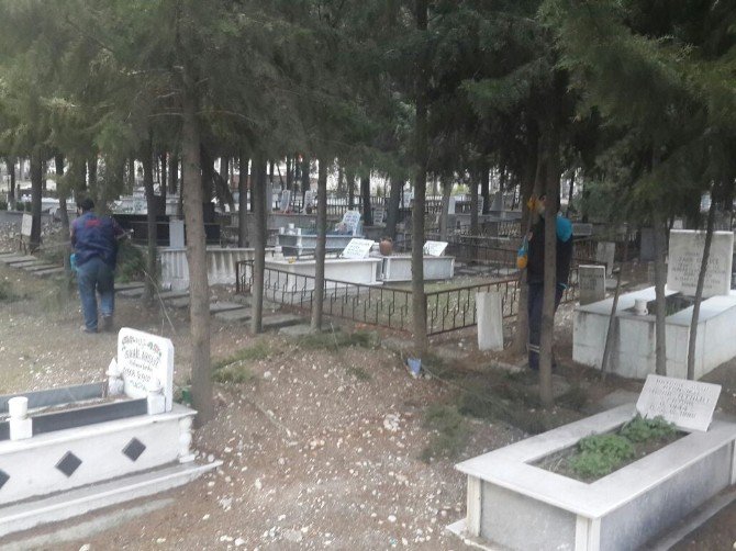 Manisa’daki Mezarlıklar Bakıma Alındı