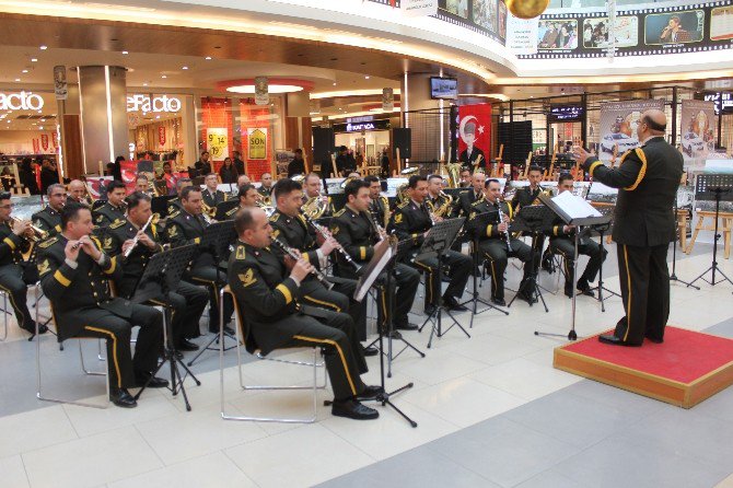 2. Ordu Bölge Bando Takımı Tarafından Da Bir Konser Düzenlendi.