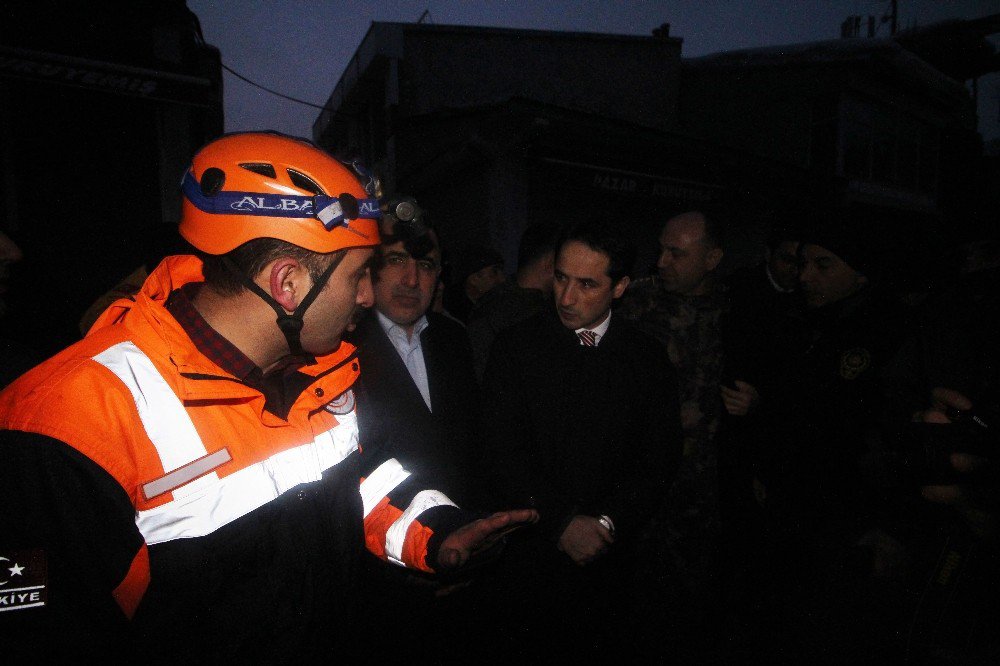 Ağrı’da Çatısı Çöken Pazarda Enkaz Kaldırma Çalışmaları Sürüyor