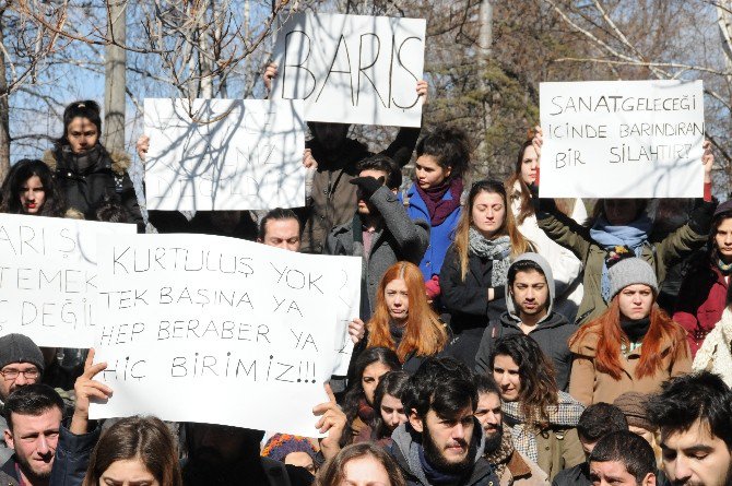 Üniversite Öğrencilerinden İhraç Edilen Akademisyenlere Destek