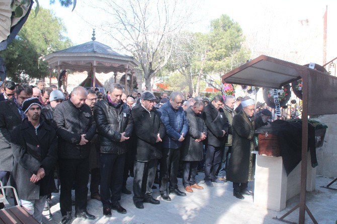 Bergama’daki Vatandaşlar Sevilen Avukata Ağladı