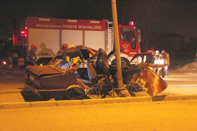 Kaza Yapan Araçta Sıkışan 2 Kişiyi İtfaiye Ekipleri Kurtardı