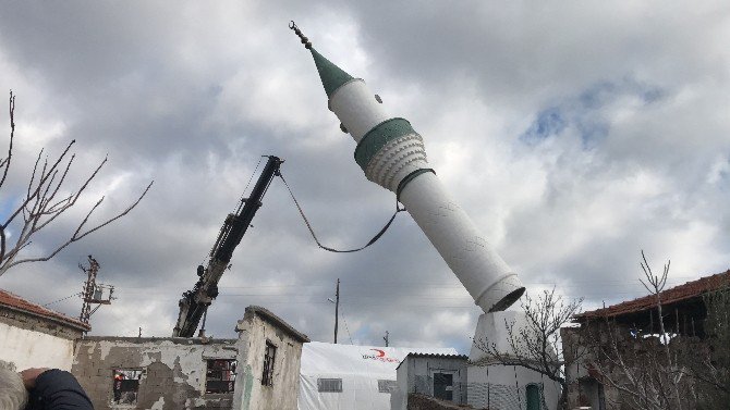 Hasarlı Caminin Minaresi Yıkıldı